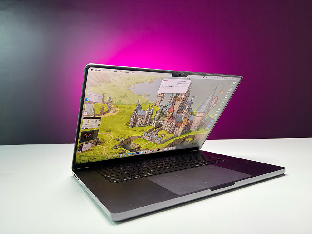 Foto de MacBook Pro M4 Pro con pantalla abierta en ángulo