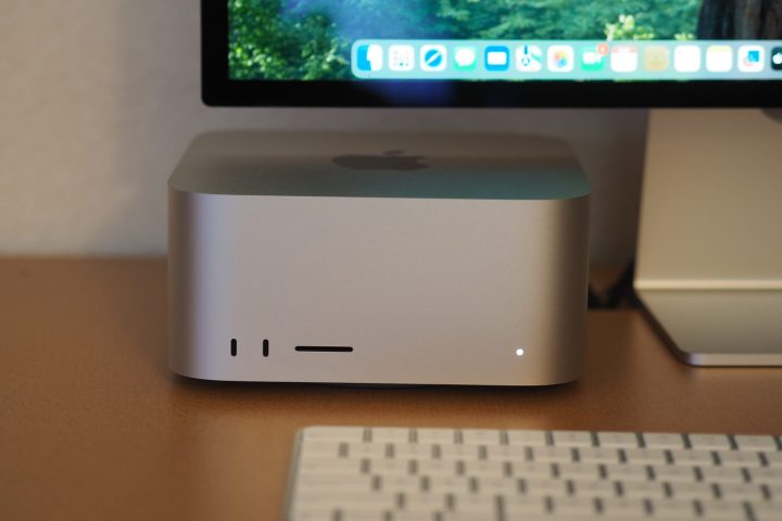 Apple Mac Studio 2025 Vista frontal que muestra puertos delanteros.