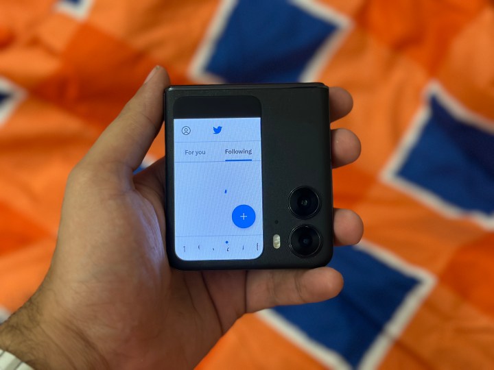 Aplicación CoverScreen OS en la pantalla de cubierta del Oppo Find N2 Flip.