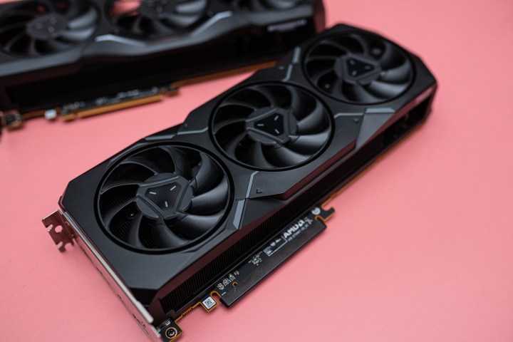RX 7900 XTX y RX 7900 XT sobre un fondo rosa.