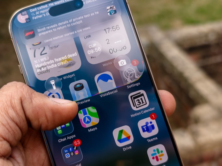 Desplazándose hacia abajo para revelar el centro de notificaciones en el diseño líquido en la beta de desarrollador de iOS 26 que se ejecuta en el iPhone 16 Pro