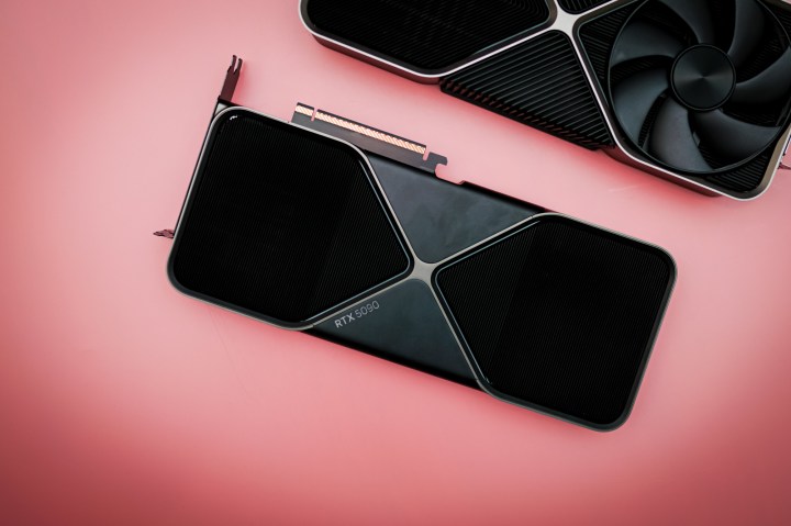 La RTX 5090 sobre un fondo rosa.