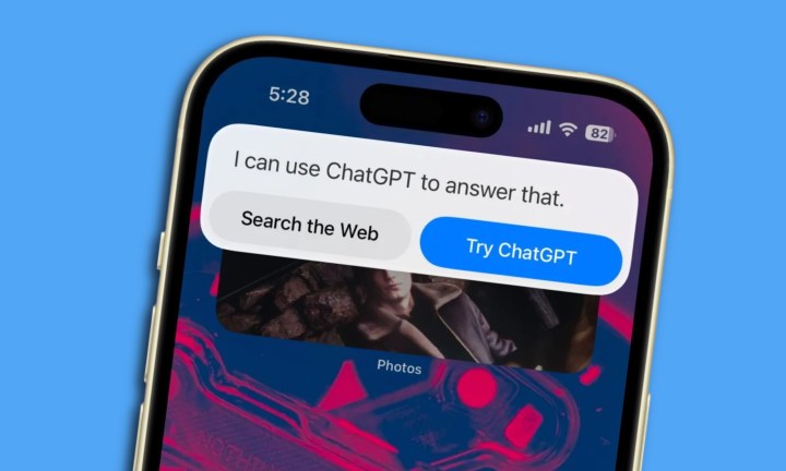 Siri pidiendo cambiar la consulta del usuario a ChatGPT.