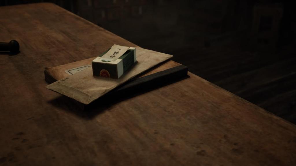 La caja de cápsulas rojas y blancas sobre la carta de Shu