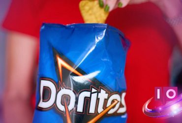 La bolsa de Doritos de un adolescente confundida con una pistola por un detector de metales de IA, llegan los policías