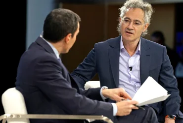 El CEO de Palantir aboga por una postura controvertida sobre crímenes de guerra para el crecimiento empresarial