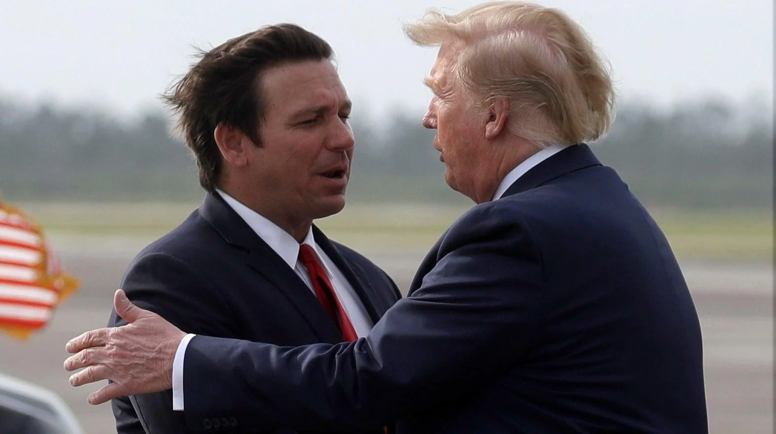 ¿Derechos de la IA de DeSantis contra la oposición a la Ley Estatal de IA de Trump: ¿una ruptura en MAGA?