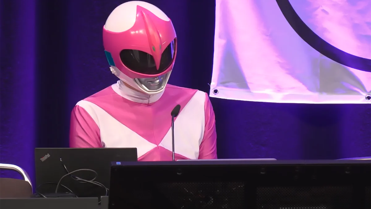 Hacker Ranger Rosa Desmantela Sitios de Supremacía Blanca en Vivo en el Escenario