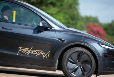 Tesla Robotaxi: ¿Monitores de seguridad sigilosos?