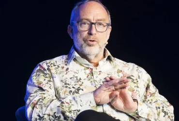 Jimmy Wales critica a Grokipedia como una 'imitación caricaturesca' de Wikipedia