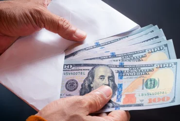 Programa piloto de renta básica paga $1,000 mensuales a 25-50 trabajadores afectados por la IA