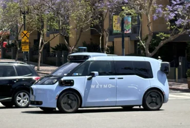 California Permite a la Policía Multar a los Robotaxis; los Vehículos Autónomos Deben Responder en 30s