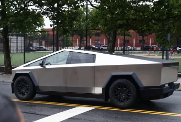 Tesla retira Cybertrucks por desprendimiento de ruedas, expone bajas ventas
